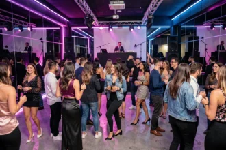 Ambiance festive d'une boîte de nuit en Essonne avec une foule de jeunes adultes sur la piste de danse